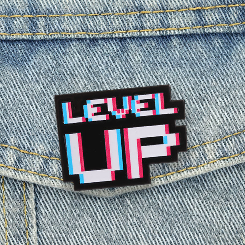 Retro Gaming Accessories - เข็มกลัดเคลือบลายข้อความบิดเบี้ยวสไตล์เกมย้อนยุค Level Up Glitch Pixel Badge